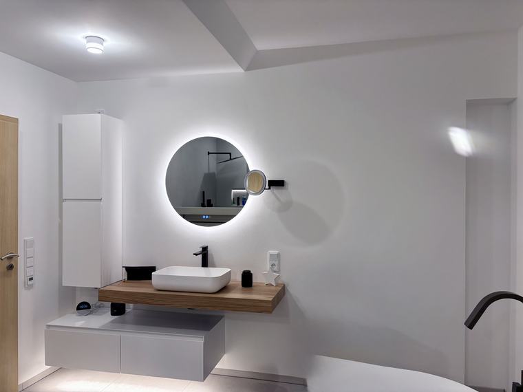 Badezimmer mit Rundspiegel